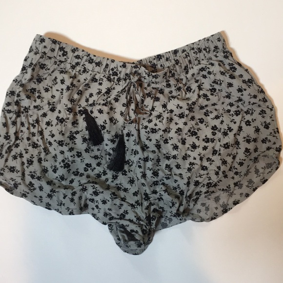 Forever 21 Pants - NWOT FOREVER 21 Flower Flowy Shorts